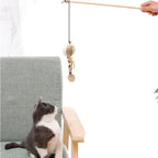 Baguette en bois avec grelot pour chat — vue 3